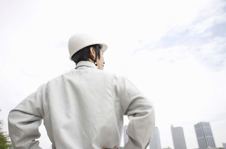 周りを見渡す作業員